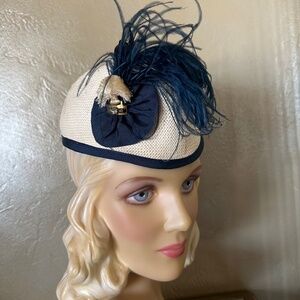 STUNNING 1940s' CREAM STRAW SIDE CAP STYLE + NAVY TRIM, BROOCH & FEATHERS